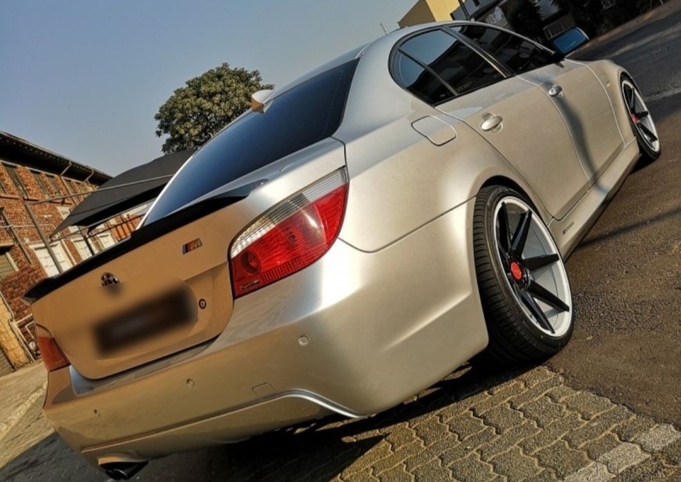 Eleron lip codita portbagaj BMW E60 M4 V Style negru lucios ABS