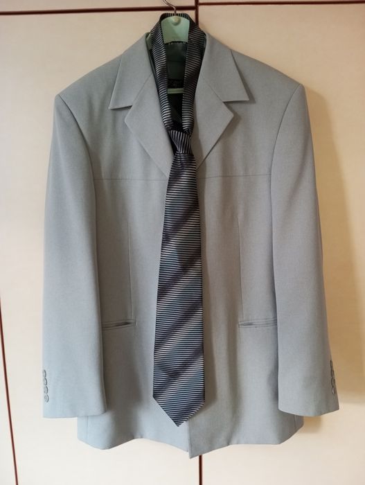 Пролетен мъжки костюм с риза и вратовръзка