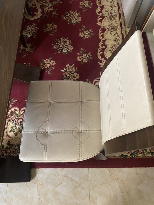 Продам стол стулья уголок