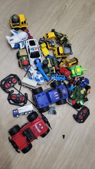 Отдам пакет машинок за вкусняшку