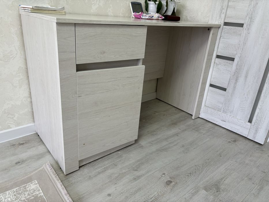 Продам стол школьный