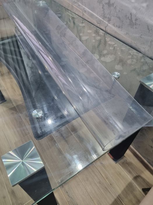Продаю стеклянный стол