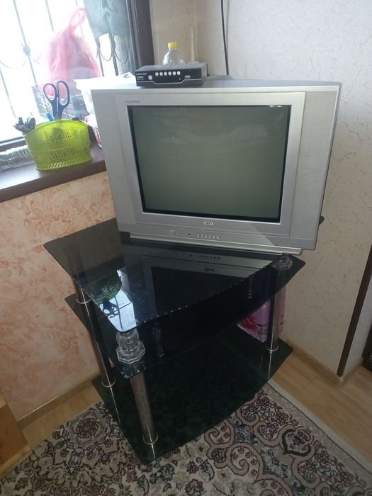 Televizorlar, patstavka va tyuner.