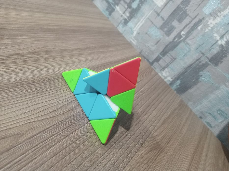 Кубик Рубика в форме перамиды