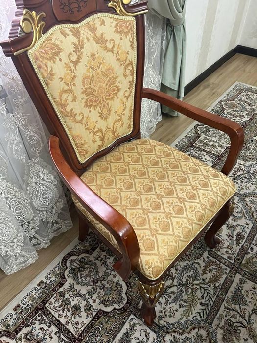Стол со стульями из чистого дерево