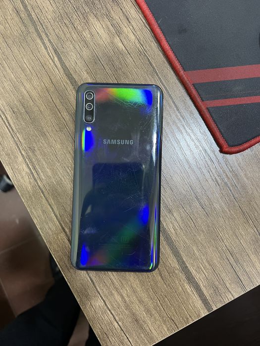 Samsung A50 telefon sotiladi arzon.