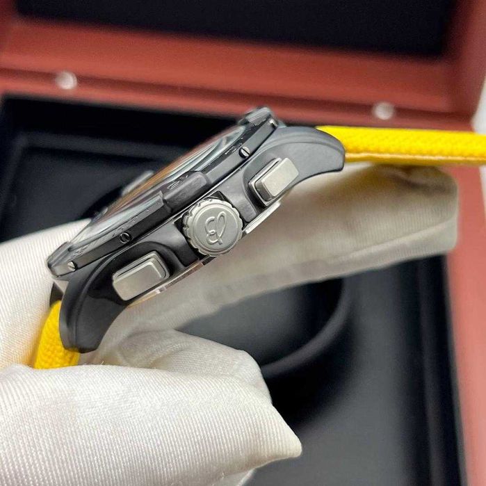 Breitling Avenger B01 Chronograph cu mecanism quartz