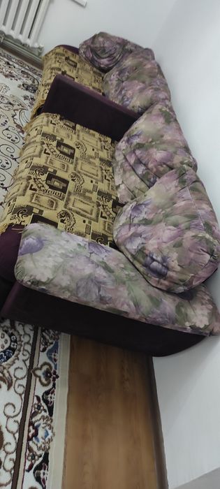 Диван с подушками