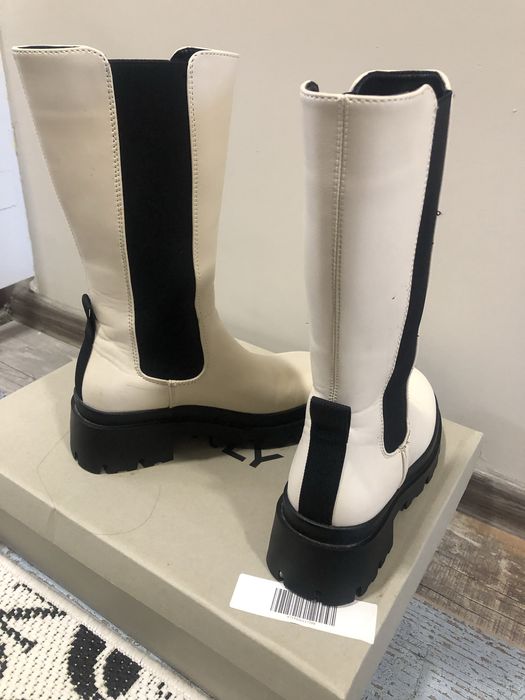 Продавам много симпатични ботушки