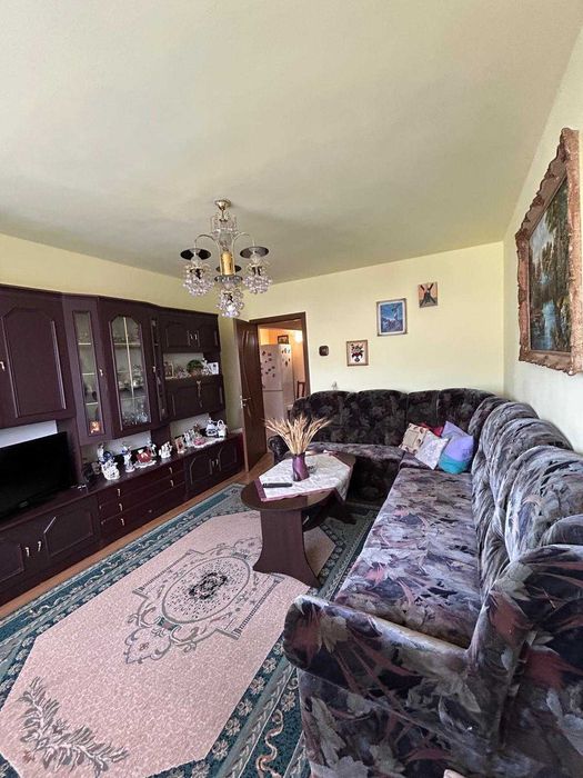 Vând apartament 2 camere, decomandat, zona Pietei