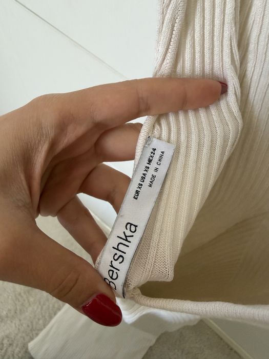 Вечерни рокли Bershka XS - миди сребърна кожена рокля, черна сатенена, бяла с гол гръб