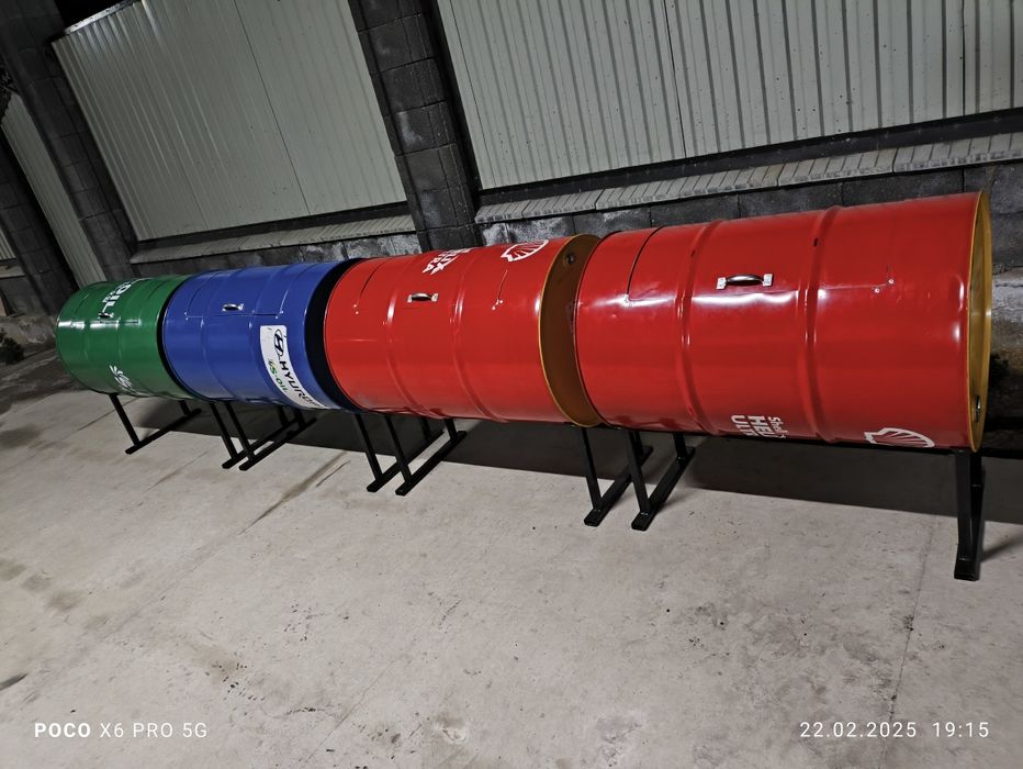 Мусорный бак из бочек