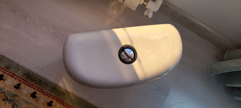 Продаю бачок от унитаза