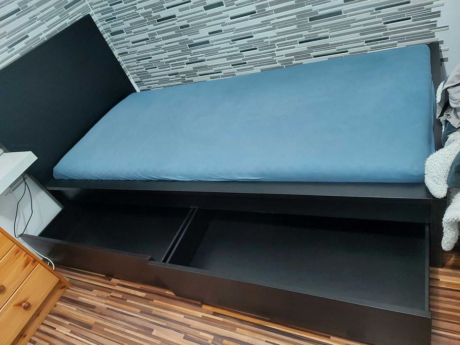 Pat negru Ikea  pentru o persoană cu tot cu saltea