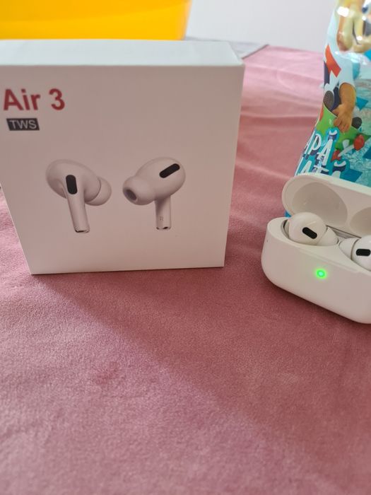Vând casti air 3