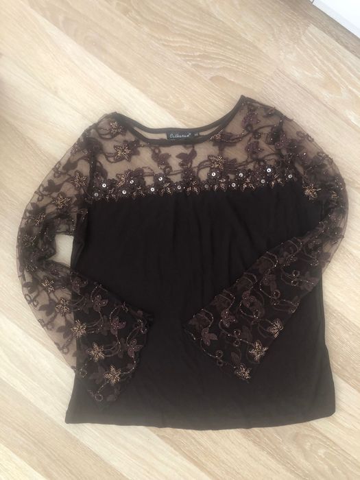 Bluze evenimente: o bluza dantela maro și o bluza neagră cu puf lebădă