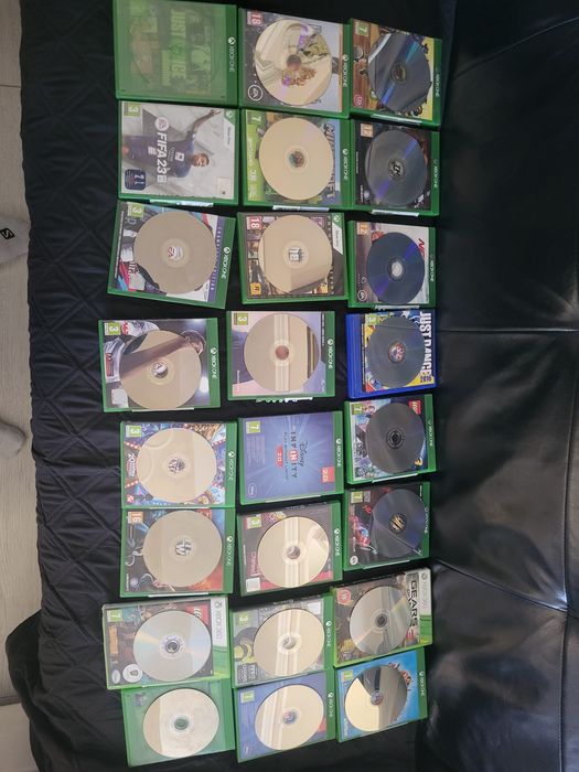 Продавам конзола xbox one с джойстик и игри