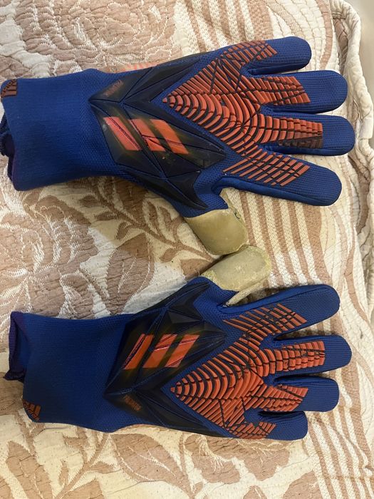 Перчатки для вратаря