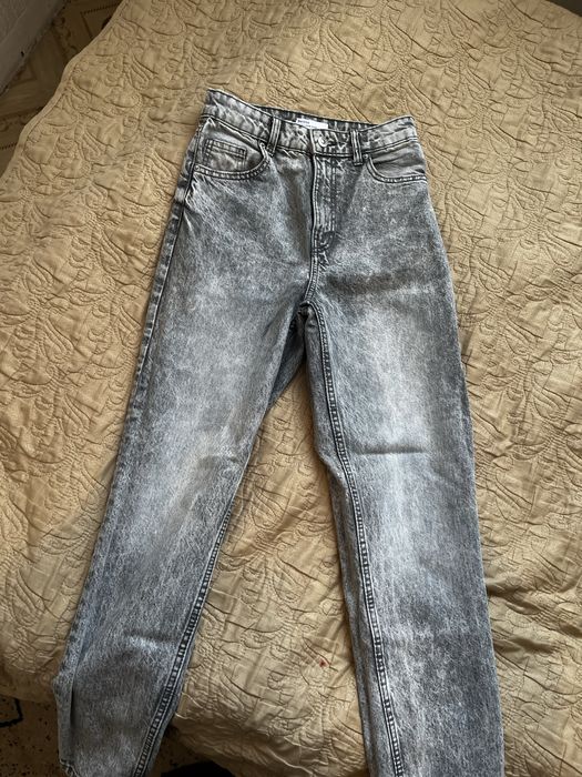 Серые джинсы с потертостями