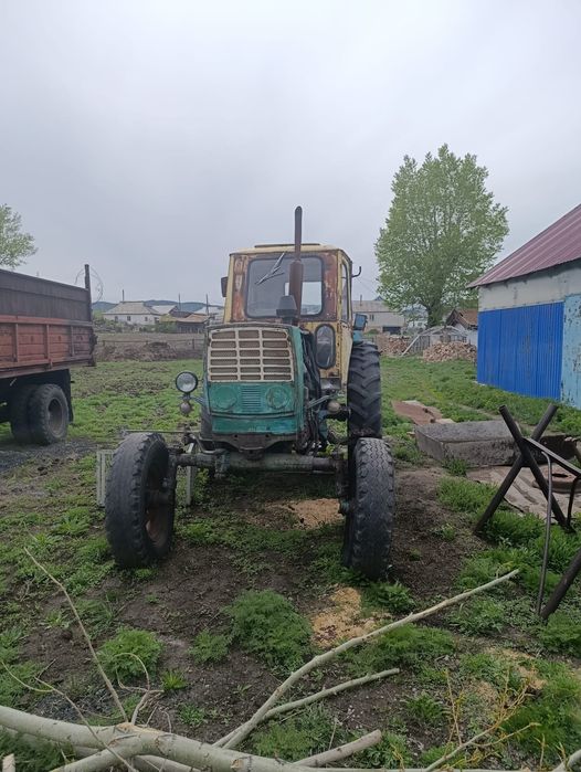 Трактор с самосвальным прицепом