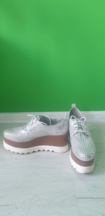 Обувки сиво блестящи