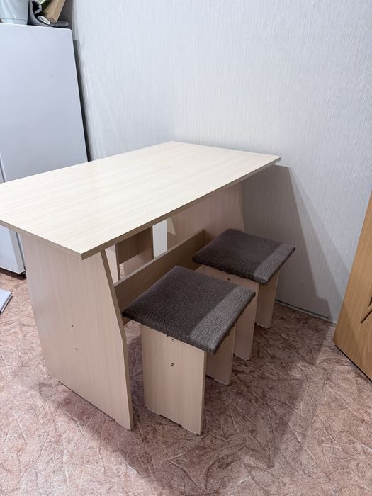 Кухонный Стол и 4 табуретки