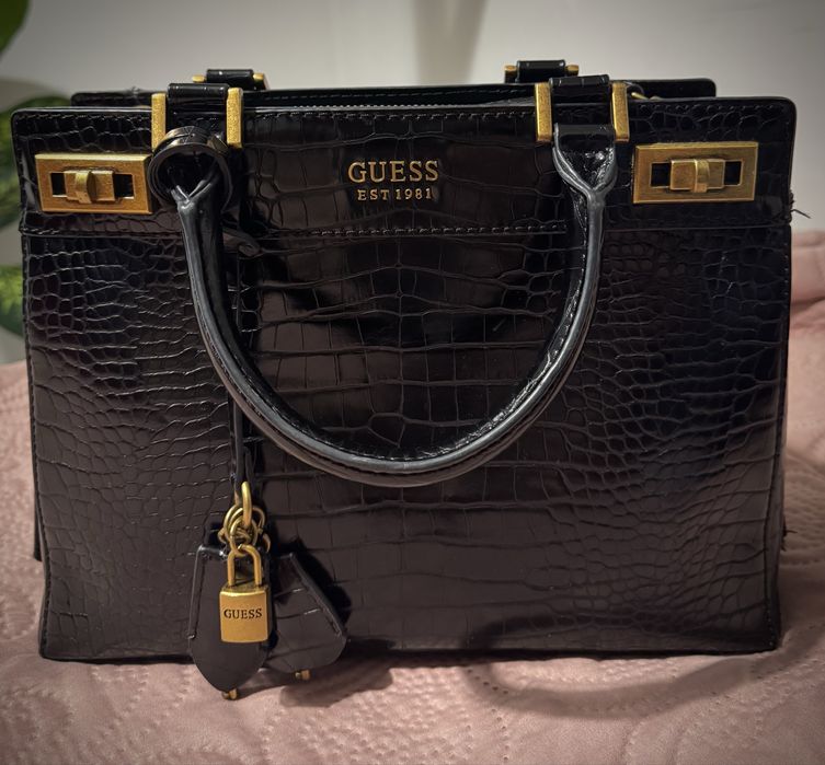 Елегантна чанта на марката Guess