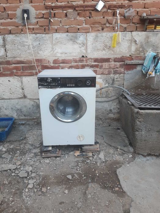 Стара перална работеща с много забележки за скрап или части