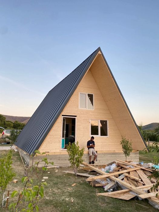 Construim cabane A Frame și case din lemn la cheie