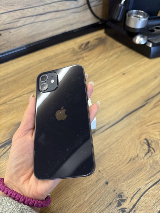 Iphone 12 + 7 кейса и кабел