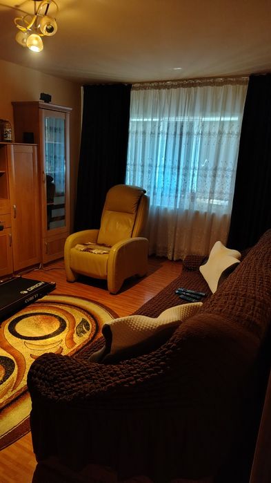 Vând apartament 3 camere în Rovinari zona centrală, 69mp,etaj4/4, complet mobilat și utilat,izolat termic. Preț 52.000 euro. Vedere la strada
