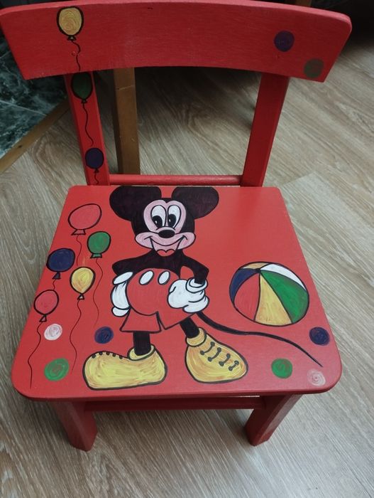 Ръчно рисувани дървени детски столчета.Подходящ подарък за всяко дете.