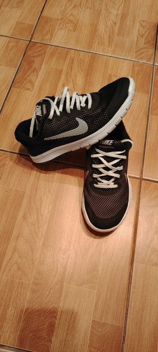 Vând adidași si tenesi aproape noi  mărimea 36 adidaș 50 ron teniși 40