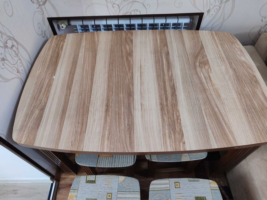 Стол и 4 табуретки