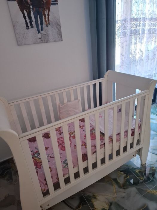 Pătuț de vânzare lemn masiv 500 lei negociabil