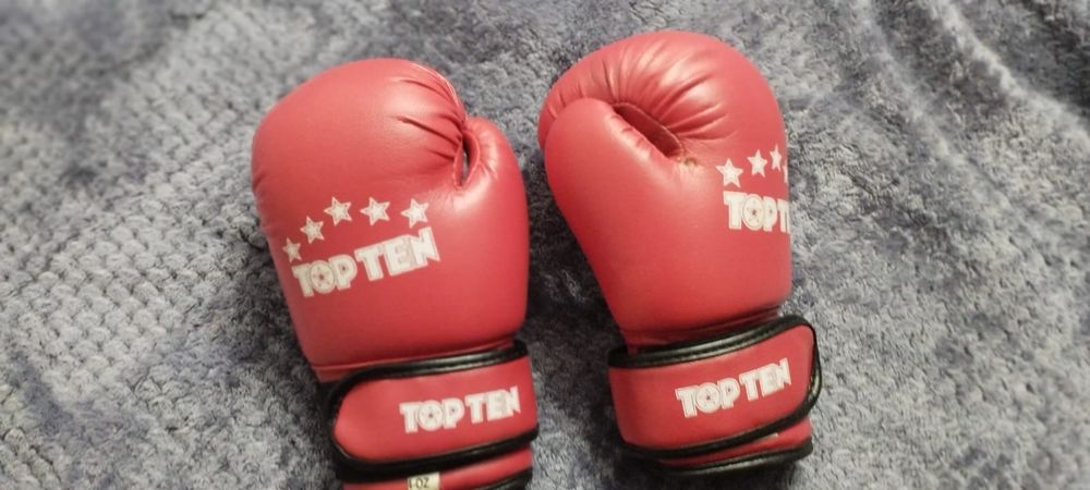 Продам перчатки боксерские    шлем и футы