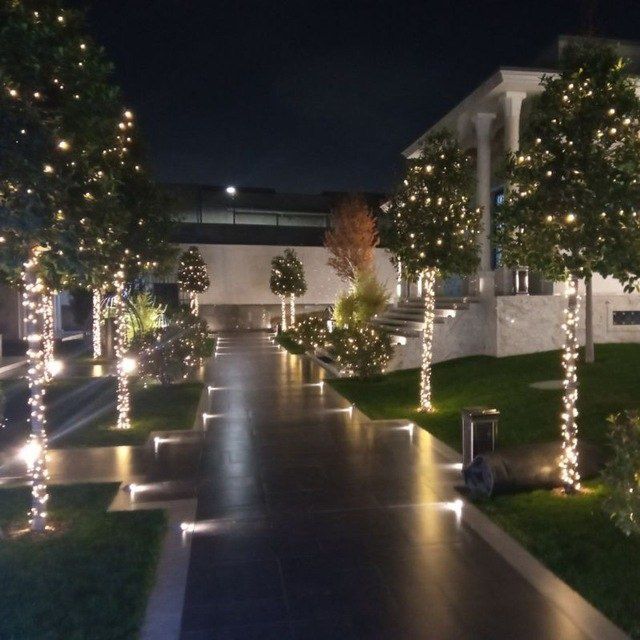 Праздничная иллюминация , оформление фасадов зданий, светящиеся фигуры