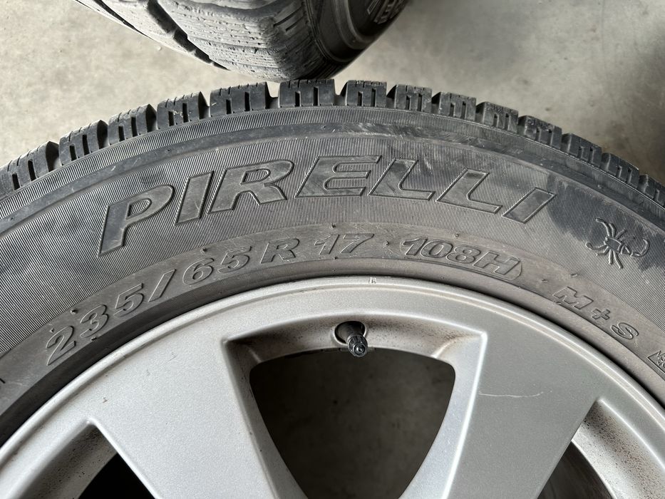 Зимни гуми Пирели 235/65 R17