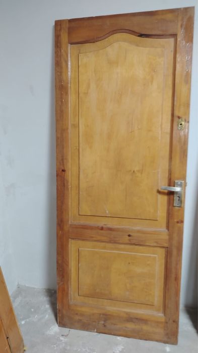 Продам межкомнатные двери из дерева б/у
