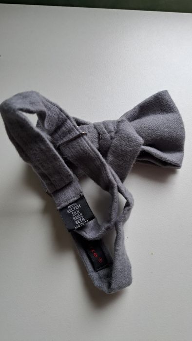 Papion gri matase tesuta