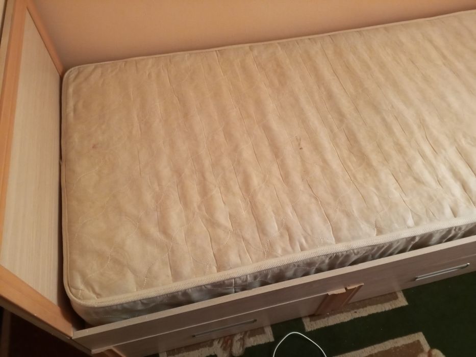 Кровать бежевого цвета в хорошем состоянии