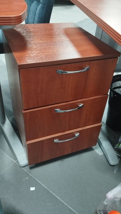 Столы и тумбы продаю