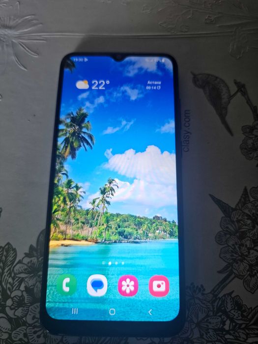 Смартфон Samsung с коробкой