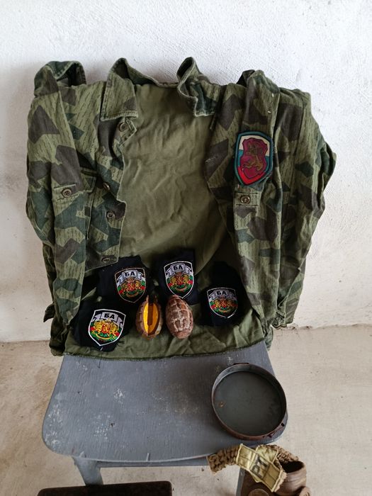 Стари военни вещи.
Цена по договаряне.
състояние видно от снимките.