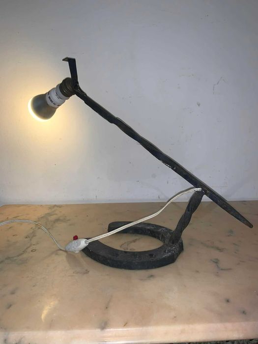 Veoza din fier forjat asezata pe potcoava de cal