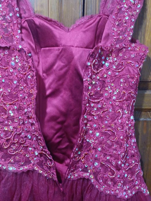 Предлагам дамска Бална рокля нова