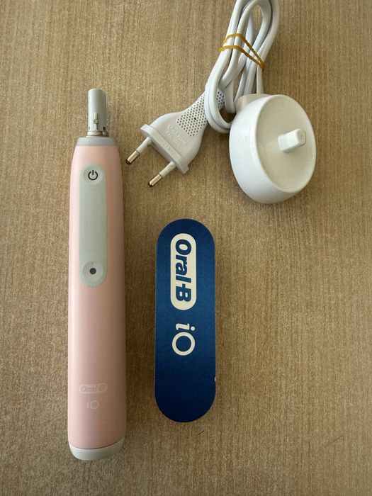 Продавам електрическа четка за зъби Oral-B iO 3