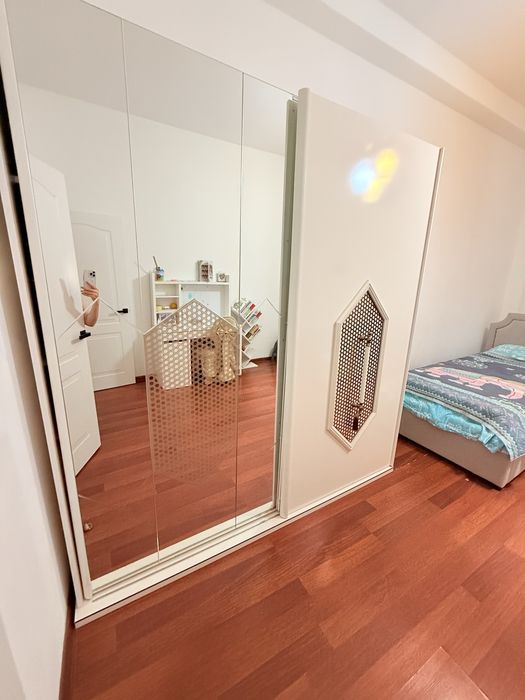 Шкаф-купе с зеркальными дверями