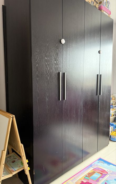 Двукрилен гардероб