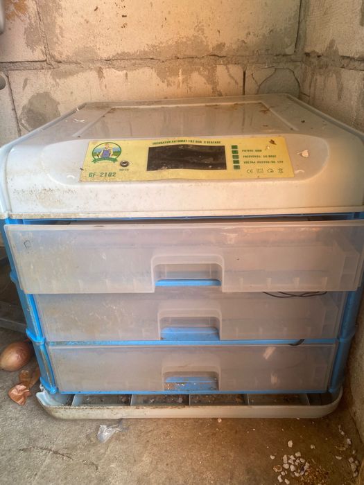 Vând ecubator cu 192 de ouă micul fermier